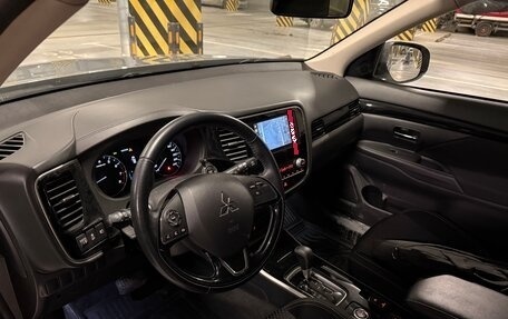 Mitsubishi Outlander III рестайлинг 3, 2020 год, 1 800 000 рублей, 7 фотография