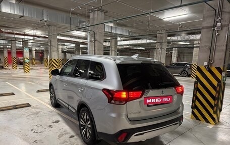 Mitsubishi Outlander III рестайлинг 3, 2020 год, 1 800 000 рублей, 3 фотография