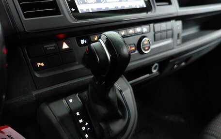 Volkswagen Caravelle T6 рестайлинг, 2018 год, 2 999 000 рублей, 16 фотография