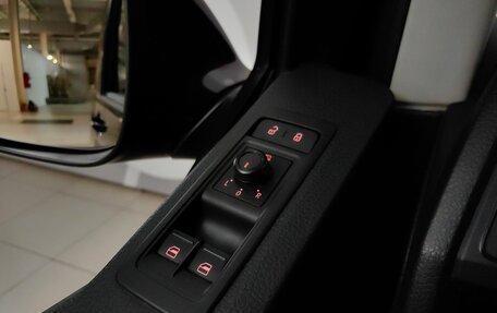 Volkswagen Caravelle T6 рестайлинг, 2018 год, 2 999 000 рублей, 22 фотография