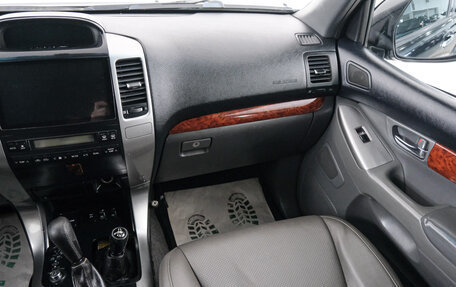 Toyota Land Cruiser Prado 120 рестайлинг, 2003 год, 2 149 000 рублей, 12 фотография