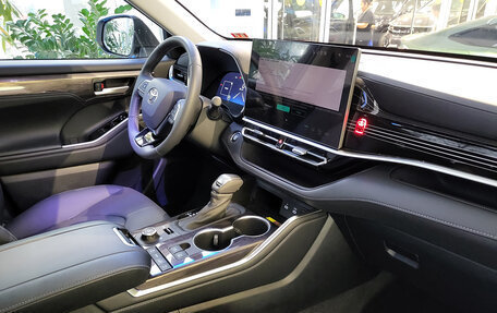 Toyota Highlander, 2025 год, 5 690 000 рублей, 23 фотография