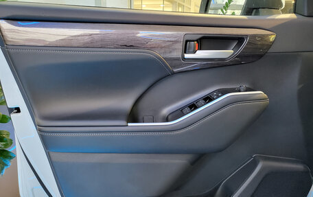 Toyota Highlander, 2025 год, 5 690 000 рублей, 29 фотография