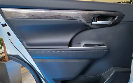 Toyota Highlander, 2025 год, 5 690 000 рублей, 30 фотография