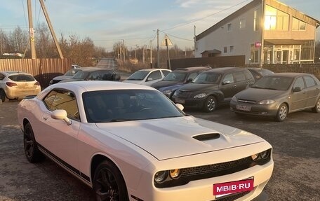 Dodge Challenger III рестайлинг 2, 2017 год, 3 750 000 рублей, 4 фотография