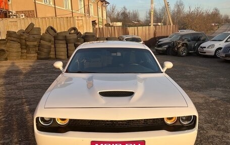 Dodge Challenger III рестайлинг 2, 2017 год, 3 750 000 рублей, 3 фотография