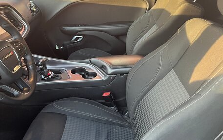 Dodge Challenger III рестайлинг 2, 2017 год, 3 750 000 рублей, 10 фотография