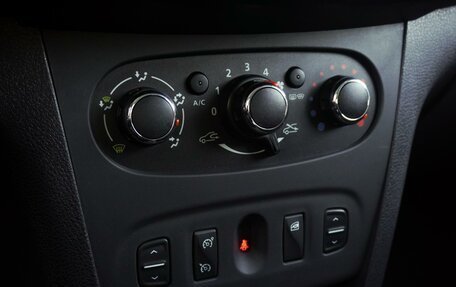 Renault Logan II, 2016 год, 990 000 рублей, 25 фотография