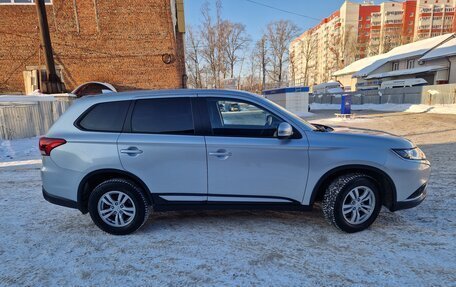 Mitsubishi Outlander III рестайлинг 3, 2019 год, 2 095 000 рублей, 3 фотография