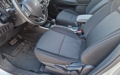 Mitsubishi Outlander III рестайлинг 3, 2019 год, 2 095 000 рублей, 10 фотография