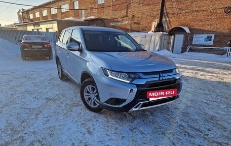 Mitsubishi Outlander III рестайлинг 3, 2019 год, 2 095 000 рублей, 5 фотография