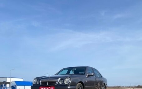 Mercedes-Benz E-Класс, 1998 год, 700 000 рублей, 1 фотография