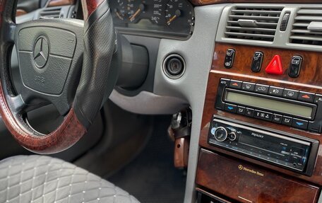 Mercedes-Benz E-Класс, 1998 год, 700 000 рублей, 3 фотография