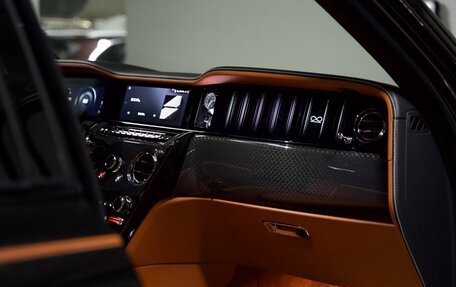 Rolls-Royce Cullinan, 2024 год, 65 000 000 рублей, 32 фотография