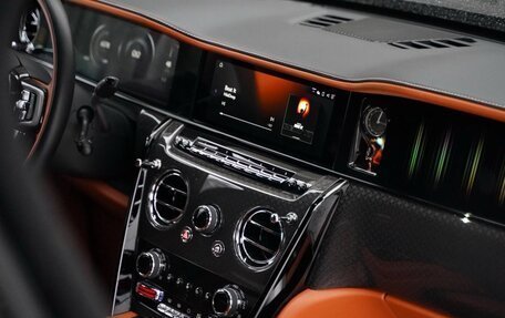 Rolls-Royce Cullinan, 2024 год, 65 000 000 рублей, 25 фотография