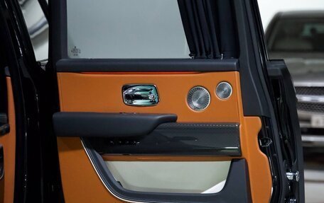 Rolls-Royce Cullinan, 2024 год, 65 000 000 рублей, 38 фотография