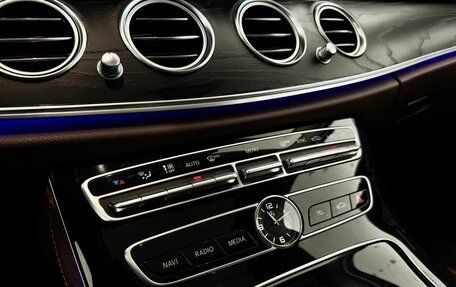 Mercedes-Benz E-Класс, 2018 год, 3 300 000 рублей, 29 фотография