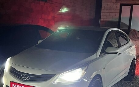 Hyundai Solaris II рестайлинг, 2015 год, 755 000 рублей, 2 фотография