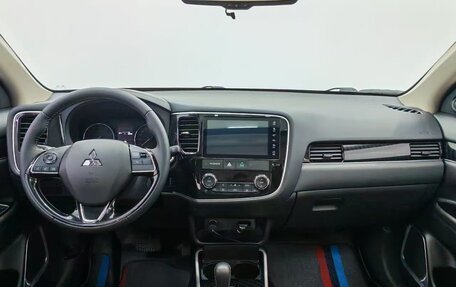 Mitsubishi Outlander III рестайлинг 3, 2021 год, 1 900 000 рублей, 7 фотография