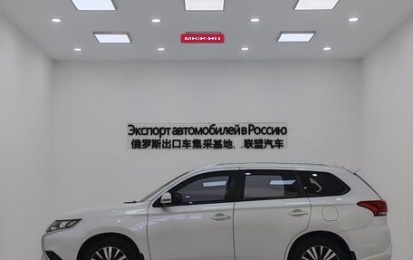 Mitsubishi Outlander III рестайлинг 3, 2021 год, 1 900 000 рублей, 3 фотография