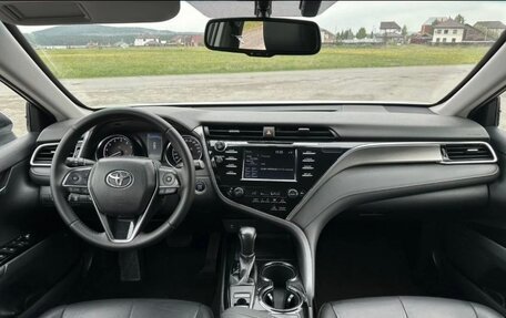 Toyota Camry, 2019 год, 1 900 000 рублей, 6 фотография