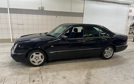 Mercedes-Benz E-Класс, 1998 год, 550 000 рублей, 5 фотография