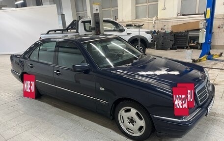 Mercedes-Benz E-Класс, 1998 год, 550 000 рублей, 2 фотография