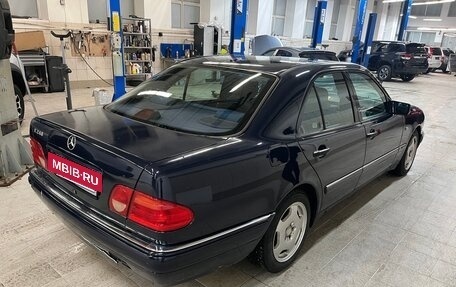Mercedes-Benz E-Класс, 1998 год, 550 000 рублей, 3 фотография
