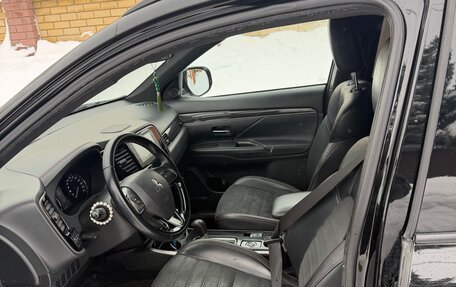 Mitsubishi Outlander III рестайлинг 3, 2021 год, 2 780 000 рублей, 7 фотография