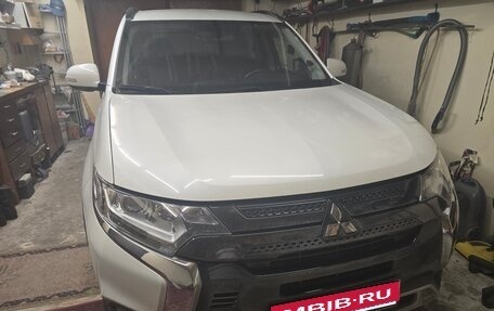 Mitsubishi Outlander III рестайлинг 3, 2022 год, 2 600 000 рублей, 1 фотография