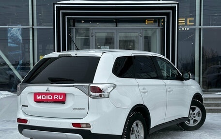 Mitsubishi Outlander III рестайлинг 3, 2014 год, 1 630 000 рублей, 4 фотография