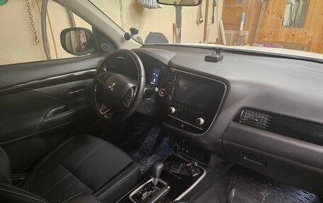 Mitsubishi Outlander III рестайлинг 3, 2022 год, 2 600 000 рублей, 3 фотография