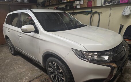 Mitsubishi Outlander III рестайлинг 3, 2022 год, 2 600 000 рублей, 2 фотография