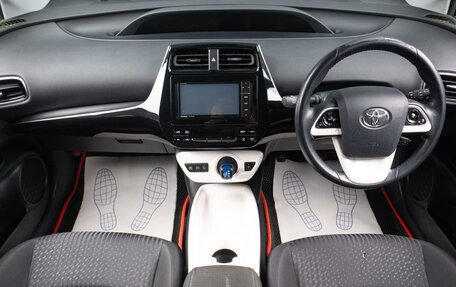 Toyota Prius IV XW50, 2016 год, 1 979 000 рублей, 7 фотография