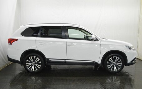 Mitsubishi Outlander III рестайлинг 3, 2019 год, 2 075 000 рублей, 4 фотография