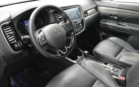 Mitsubishi Outlander III рестайлинг 3, 2019 год, 2 075 000 рублей, 10 фотография