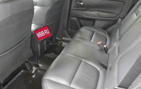 Mitsubishi Outlander III рестайлинг 3, 2019 год, 2 075 000 рублей, 11 фотография