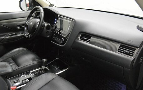 Mitsubishi Outlander III рестайлинг 3, 2019 год, 2 075 000 рублей, 12 фотография