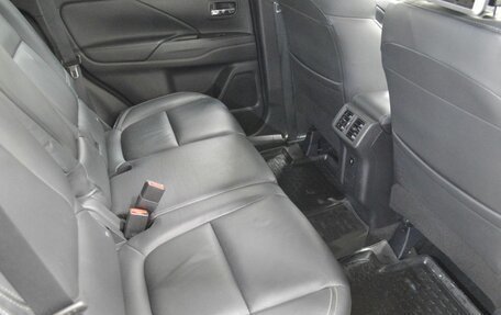 Mitsubishi Outlander III рестайлинг 3, 2019 год, 2 075 000 рублей, 13 фотография