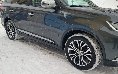 Mitsubishi Outlander III рестайлинг 3, 2015 год, 2 000 000 рублей, 4 фотография