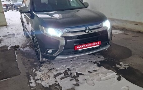 Mitsubishi Outlander III рестайлинг 3, 2015 год, 2 000 000 рублей, 10 фотография