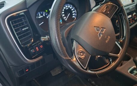 Mitsubishi Outlander III рестайлинг 3, 2015 год, 2 000 000 рублей, 14 фотография