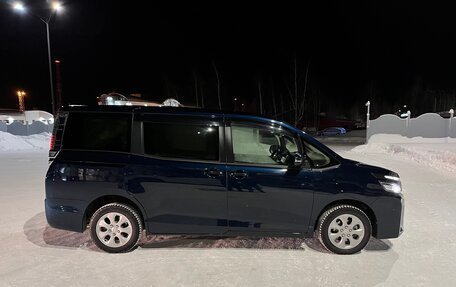 Toyota Voxy III, 2019 год, 2 750 000 рублей, 2 фотография