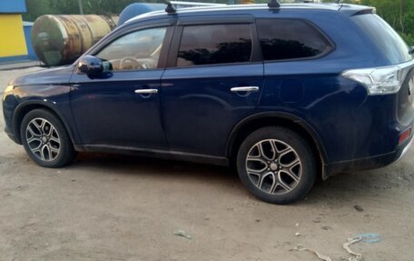 Mitsubishi Outlander III рестайлинг 3, 2014 год, 1 140 000 рублей, 2 фотография