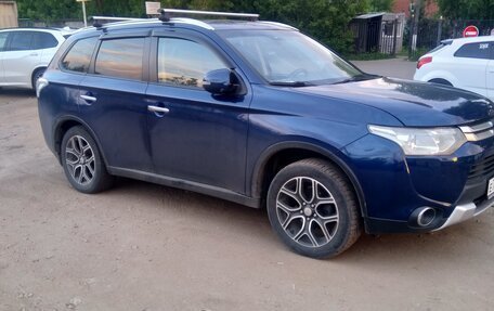 Mitsubishi Outlander III рестайлинг 3, 2014 год, 1 140 000 рублей, 6 фотография