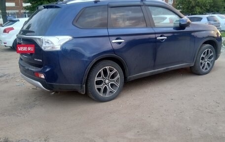Mitsubishi Outlander III рестайлинг 3, 2014 год, 1 140 000 рублей, 5 фотография
