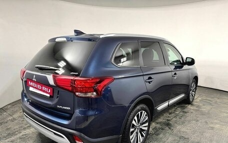 Mitsubishi Outlander III рестайлинг 3, 2019 год, 2 200 000 рублей, 5 фотография