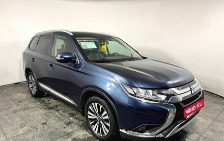 Mitsubishi Outlander III рестайлинг 3, 2019 год, 2 200 000 рублей, 3 фотография