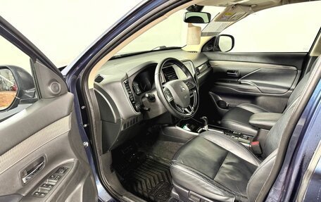 Mitsubishi Outlander III рестайлинг 3, 2019 год, 2 200 000 рублей, 14 фотография