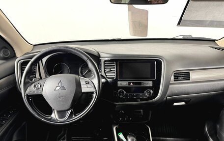 Mitsubishi Outlander III рестайлинг 3, 2019 год, 2 200 000 рублей, 13 фотография